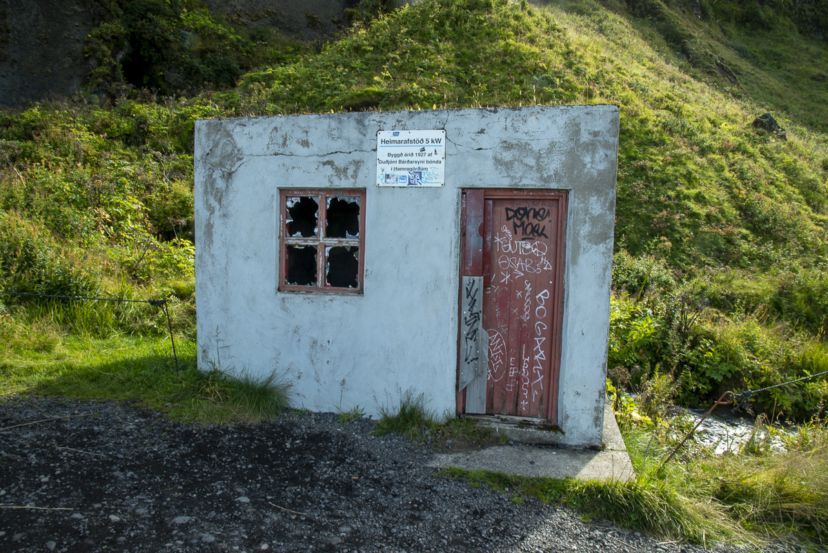 Generatorhaus Seljalandsfoss.jpg