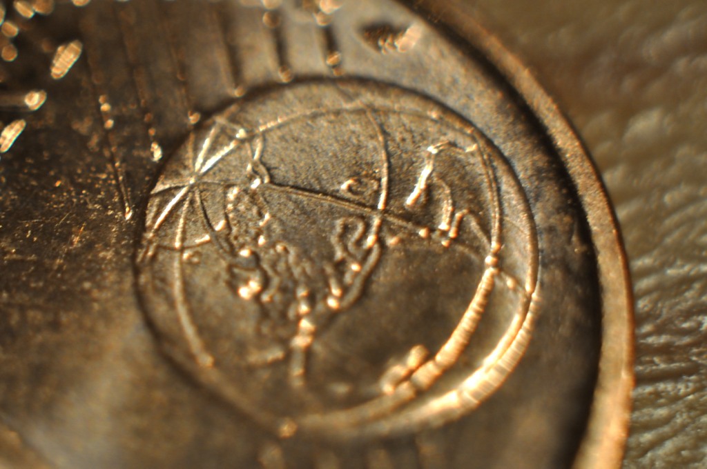 Geschossen mit AF 50mm und dem berüchtigten Klo-Rollen-Makro. Nicht sonderlich schön aber absolut bemerkenswert. Es handelt sich um eine 1-Cent-Münze.