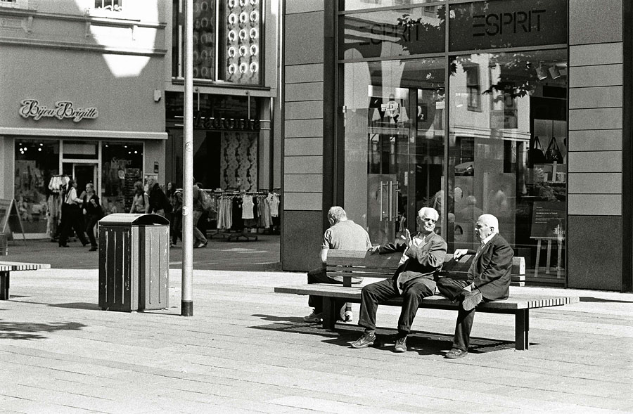 "Gespräche"
Nikon F100; Ilford HP5; Scan vom Negativ