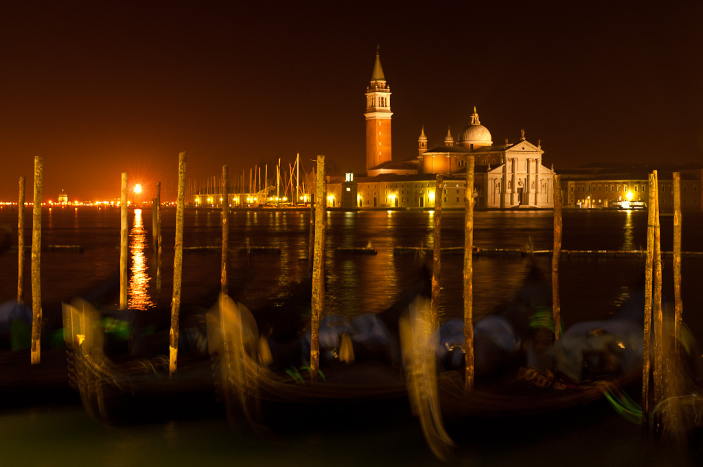 Gondeln vor San Giorgio Maggiore bei Nacht 5201