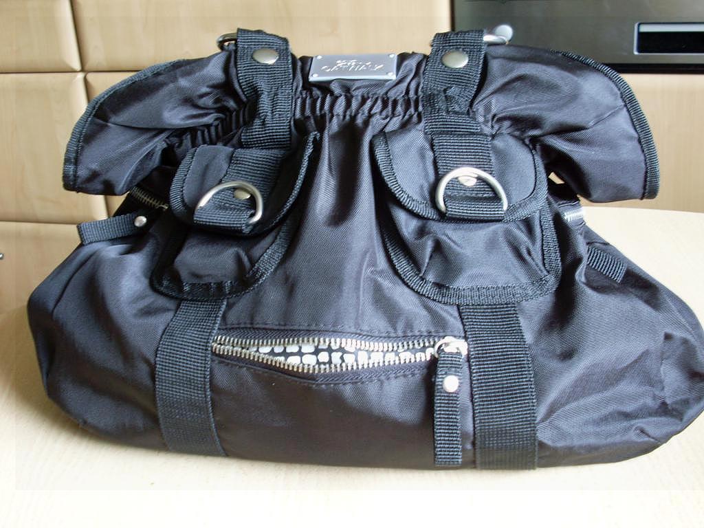 grinsende Handtasche