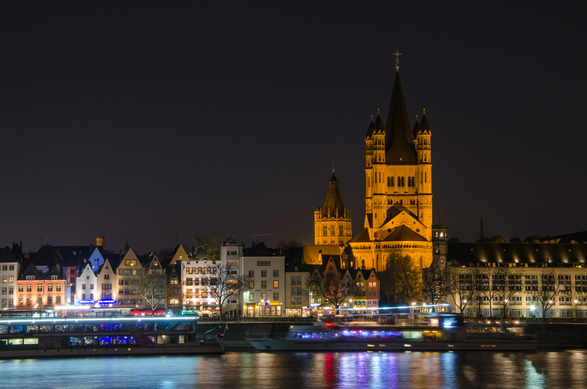 Groß St. Martin, direkt links daneben der Turm vom historischen Rathaus.