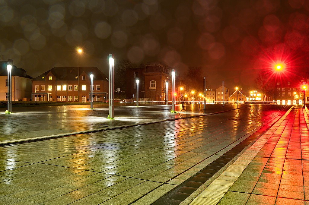Großer Platz in der Nacht bei Nieselregen