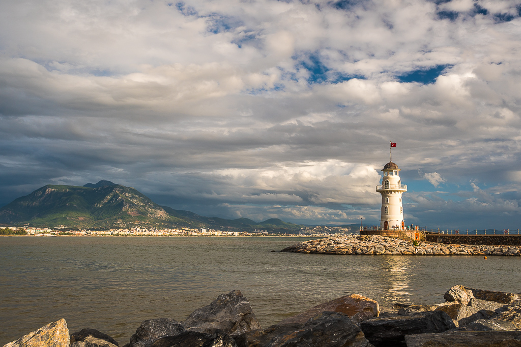 Hafen Alanya Regenwolken u Sonne