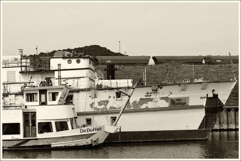 Hafen Duisburg - 06.04.2012 - Schiffsfriedhof