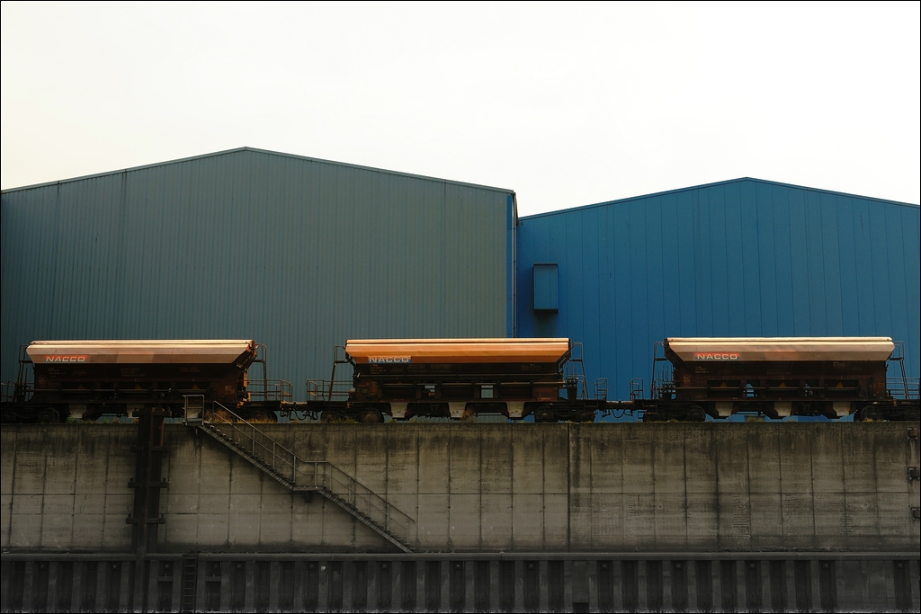 Hafen Duisburg - 06.04.2012 - Waggons vor Hallen grün und blau
