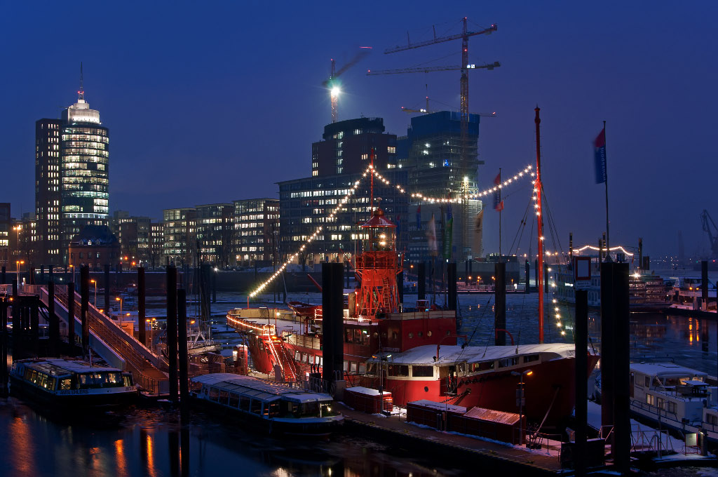 Hamburg bei Nacht klein 01