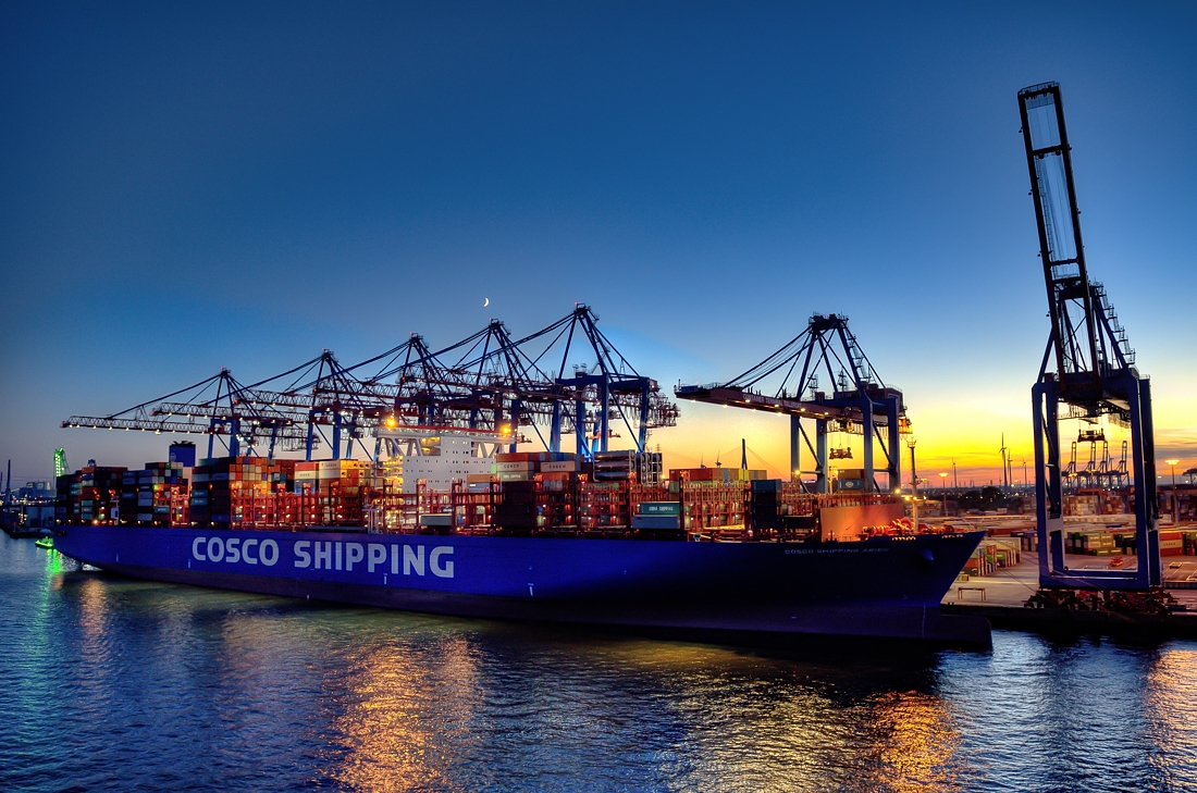 Hamburger Hafen bei Nacht.jpg