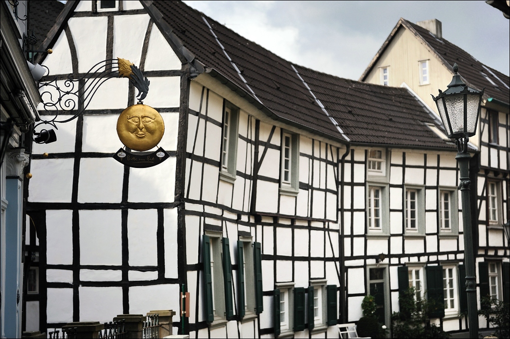 Hattingen 17.09.2011 - Kirchplatz mit Sonnenschild