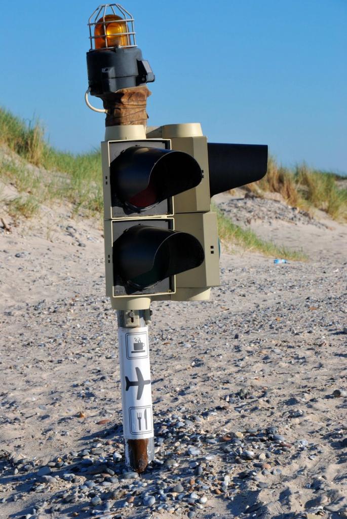 Helgoland, Fussgänger-Warn-Ampel der Südostlandebahn des Flughafens auf der Düne- wohl ausser Betrieb....