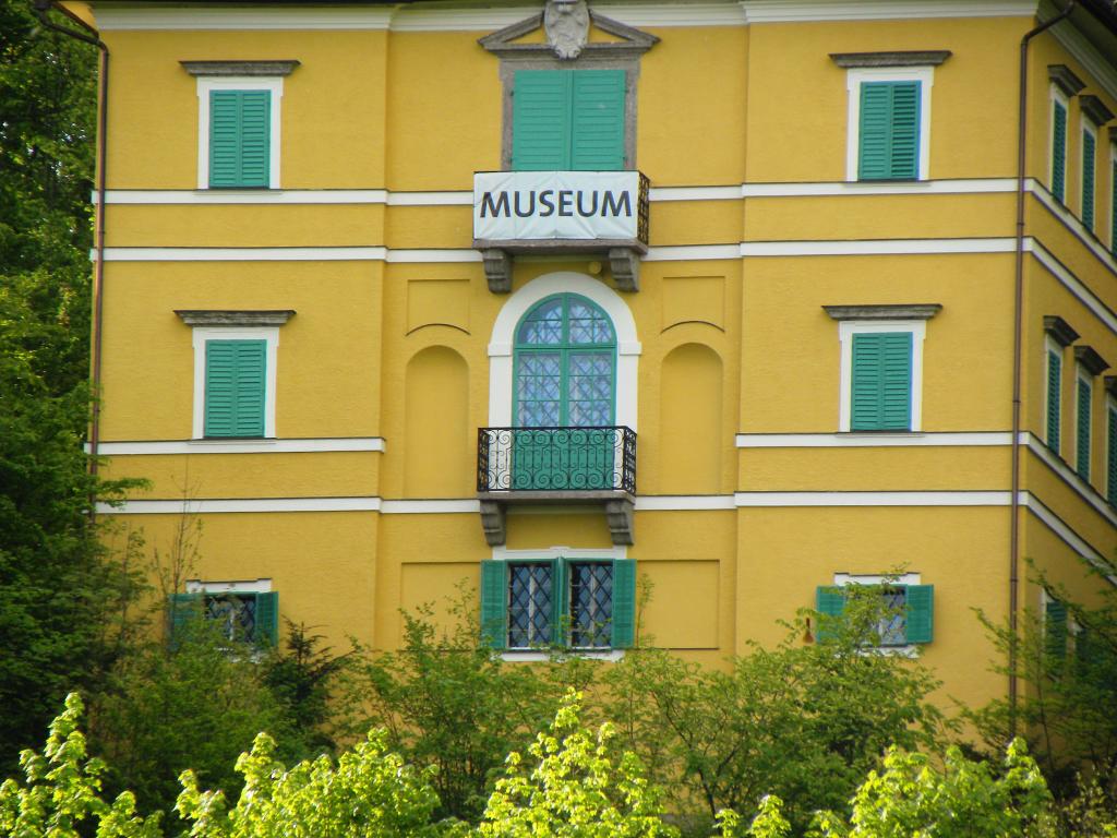 Hellbrunn Monatsschloessl 4