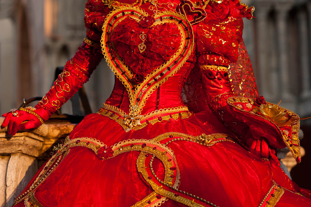 Herzmaske vor der Basilika 4300