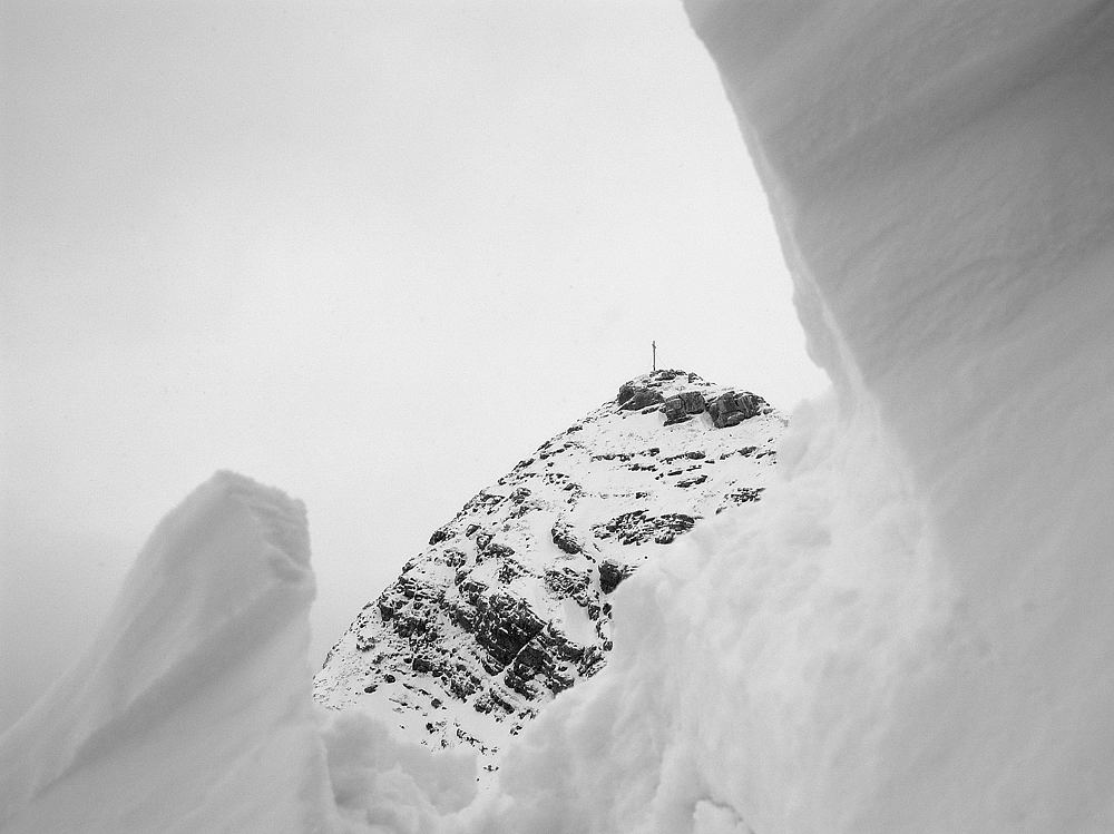 Heutiger Blick auf die Aiplspitz während des Durchschaufelns durch eine Schneewächte