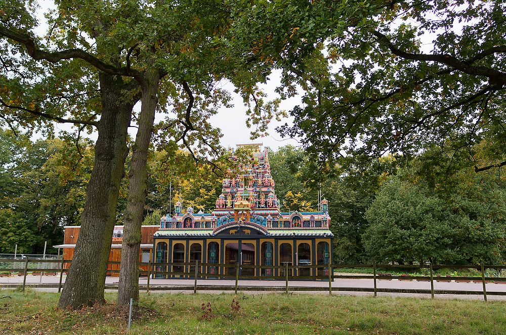 Hindutempel unter Eichen.jpg