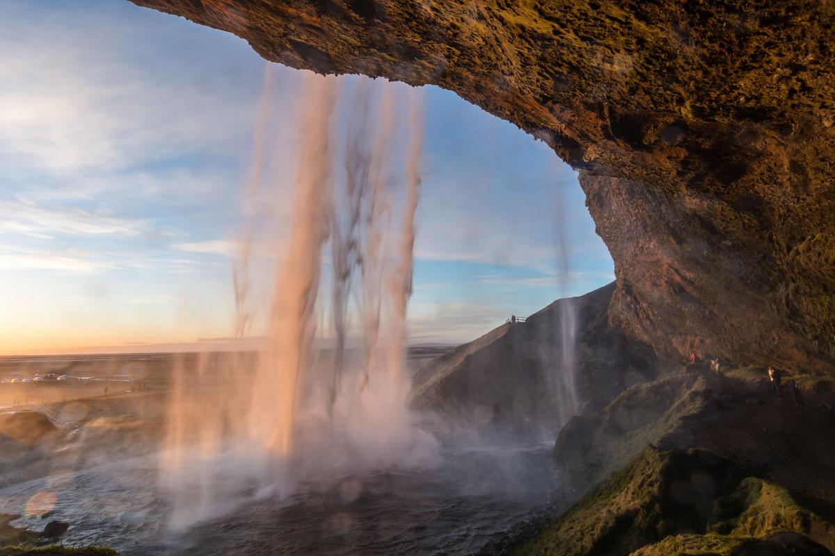 Hinter dem Wasserfall