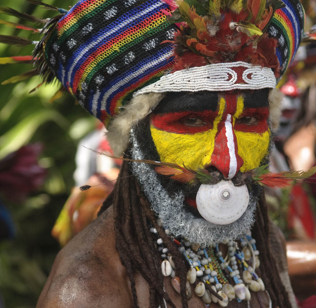 Hochlandkrieger auf dem Mount Hagen Festival
