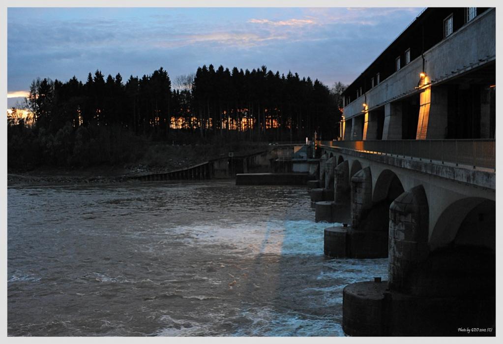 Hochwasser an der Inn-Staustufe Jettenbach

(D700, 35-135mm, Bl. 5,6, 4/3 abgeblendet)

Der Copyright-Hinweis steht drauf, weil die Aufnahme noch ande