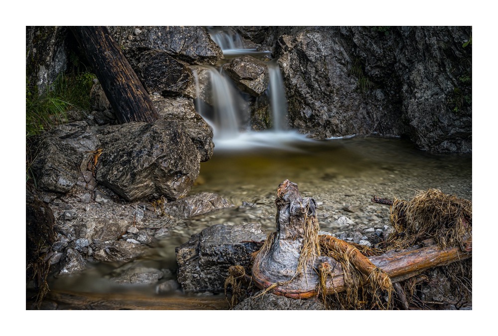 Holz vor Wasserfall