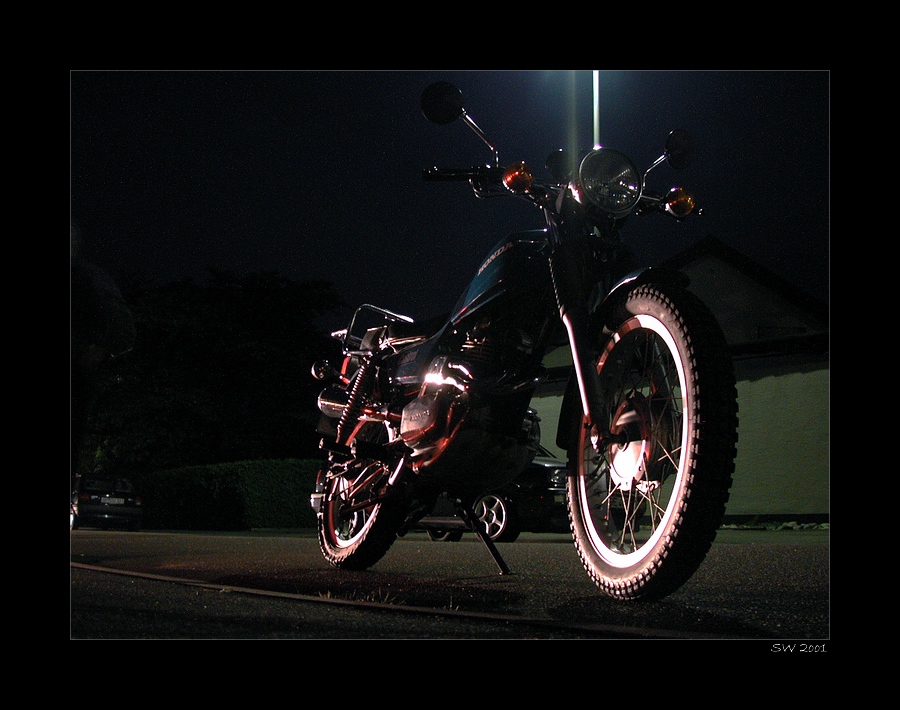 Honda CL 250, aufgenommen in 2oo1
NIKON E990
f 2,5
ISO 400
1s
8,2mm