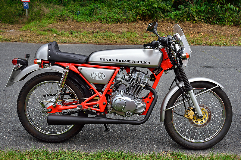Honda Dream Replica rechts.jpg