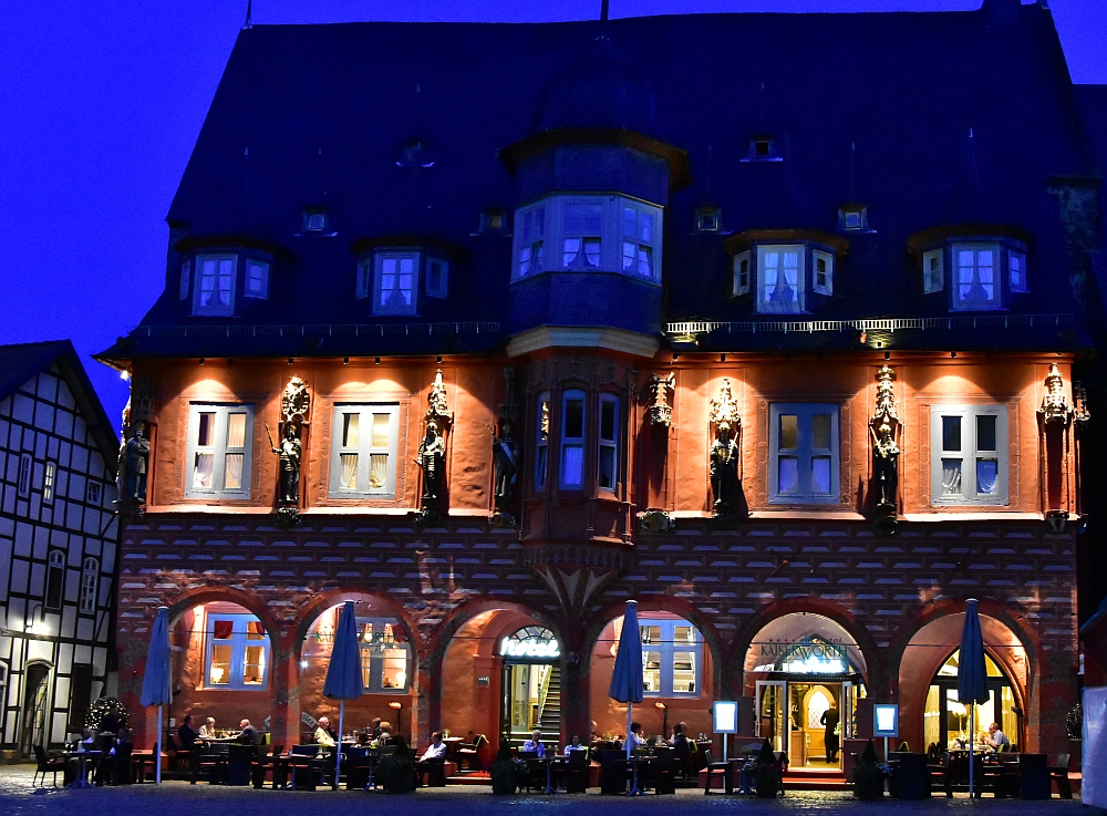 Hotel Kaiserworth in Goslar zur blauen Stunde.
Das Rathaus (weiter rechts neben den weißen Absperrungen) ist leider wegen Sanierung nicht sichtbar (Se