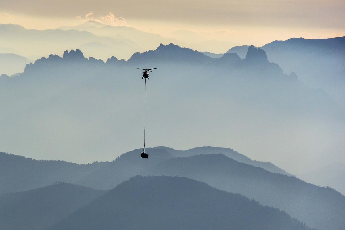 Hubschrauber vor Gosaukamm