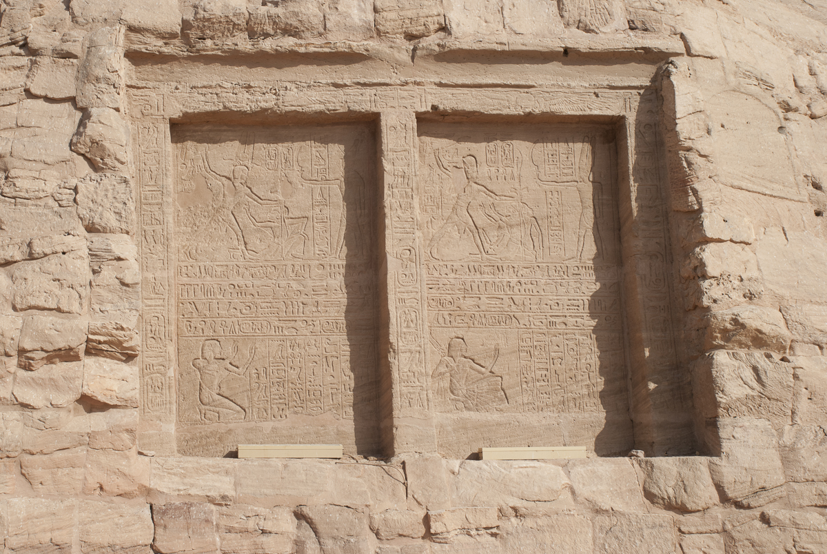 Hyroglyphenfenster Abu Simbel.jpg