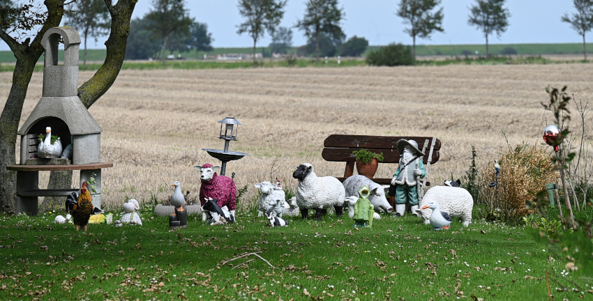 Im Garten gab's noch mehr Gedoens aber keine Gartenzwerge....jpg