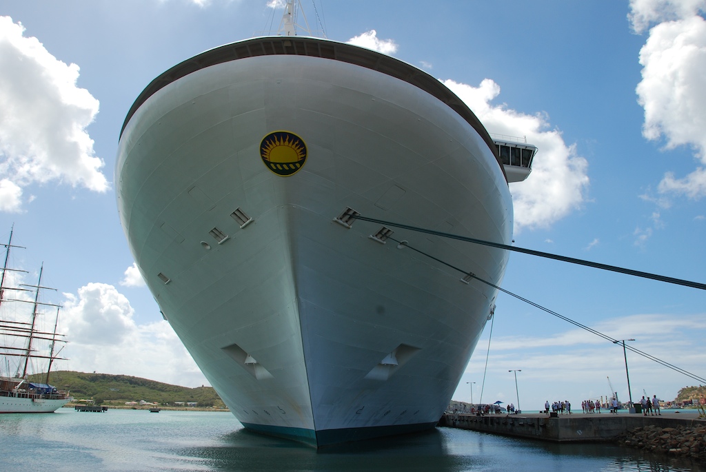 Im Hafen von Aruba... wie klein doch die Menschlein daneben sind.