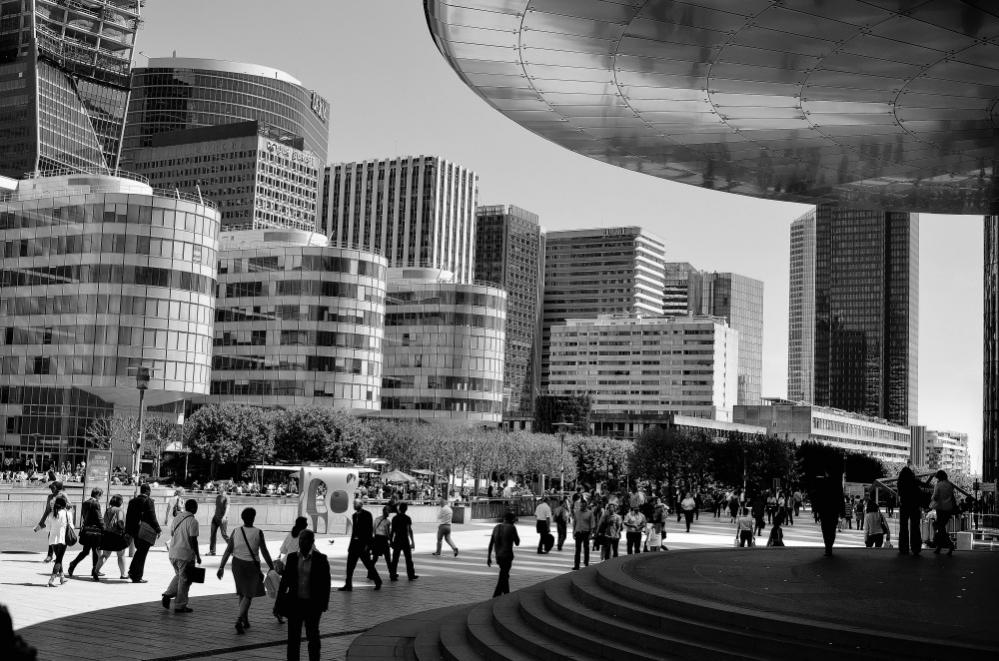 im hektischen Büroviertels La Defense von Paris herrscht um die Mittagszeit reges Treiben,nach 14 Uhr ist der Stadtteil wie ausgestorben, Alle sind wi