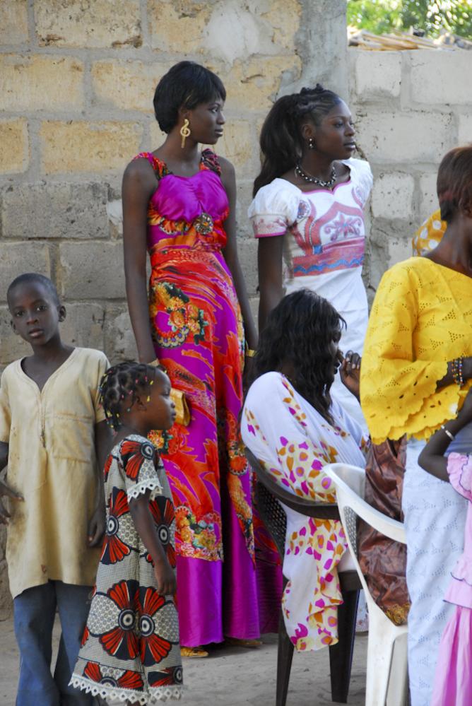 Im Senegal gibt es viele hochgewachsene attraktive Frauen.
Allerdings muss man als männlicher Tourist ein wichtiges Kriterium im Auge behalten: ein of