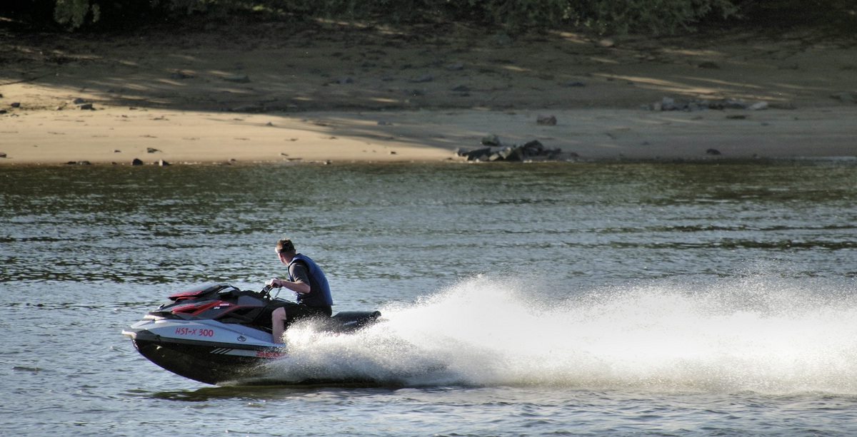 IMG5439 mit Speed die Elbe rauf.jpg