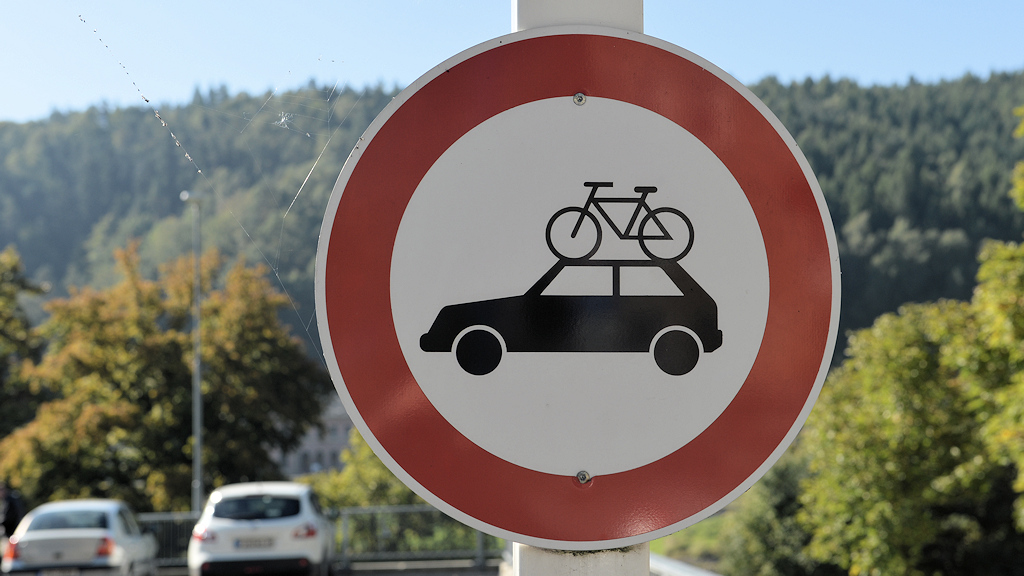 In Bad Schandau ist es verboten 
mit dem Fahrrad
über Autos zu fahren
3379