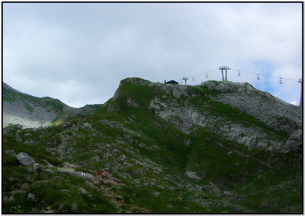 In der Skisaison fährt der Lift am Hohen Ifen entlang bis auf 2000m Höhe - im Sommer steht er still und die Wanderer müssen den mühsamen Aufstieg über
