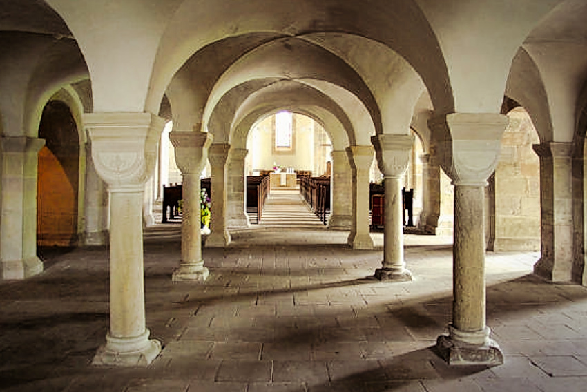 Innenansicht zum Altar.jpg