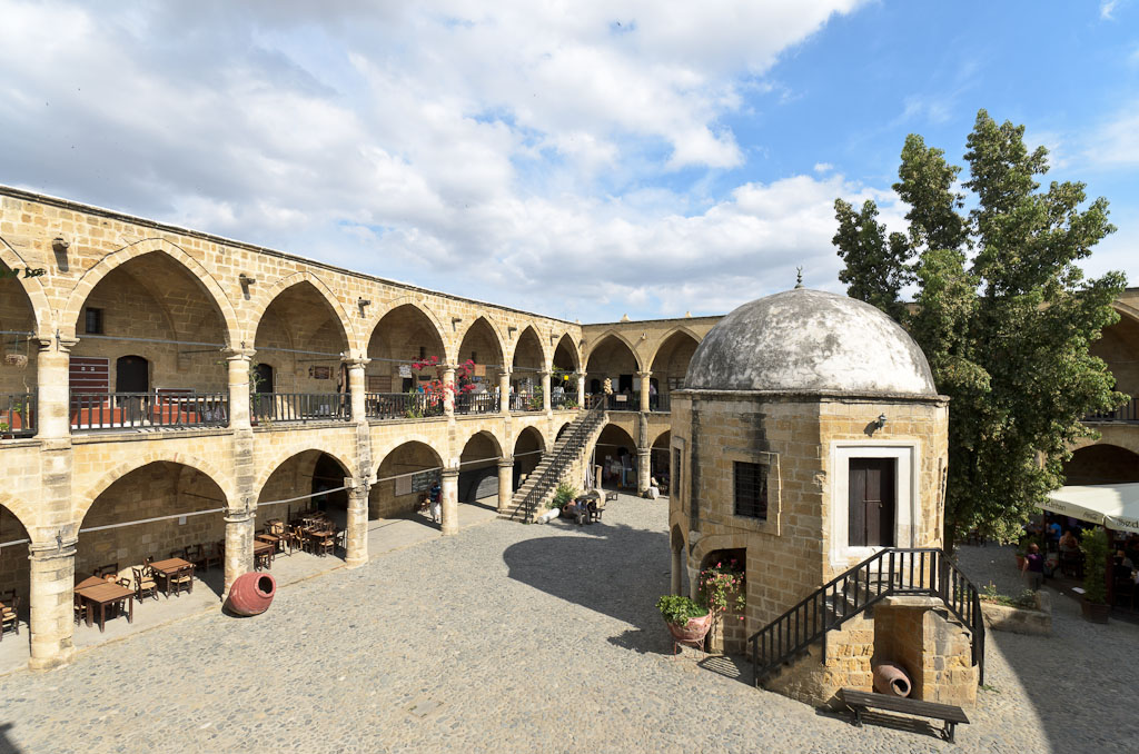 Innenhof der alten Karawanserei Büyük Han in Nikosia (Zypern)