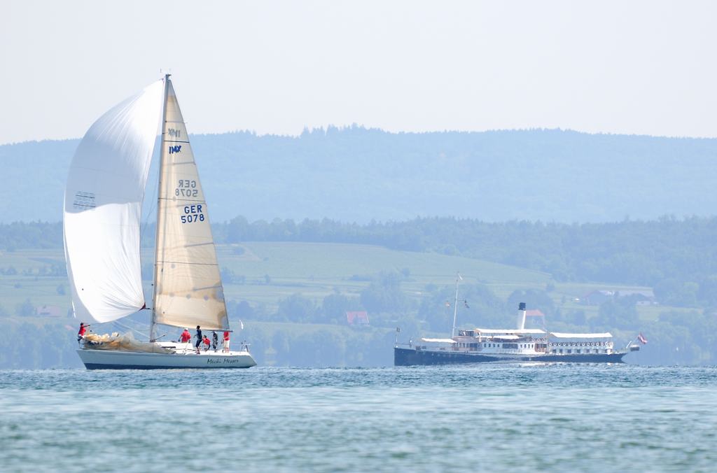 Internationale Bodenseewoche 2011
Dampfschiff Hohentwiel umfährt die Regatten 
DSC 2490