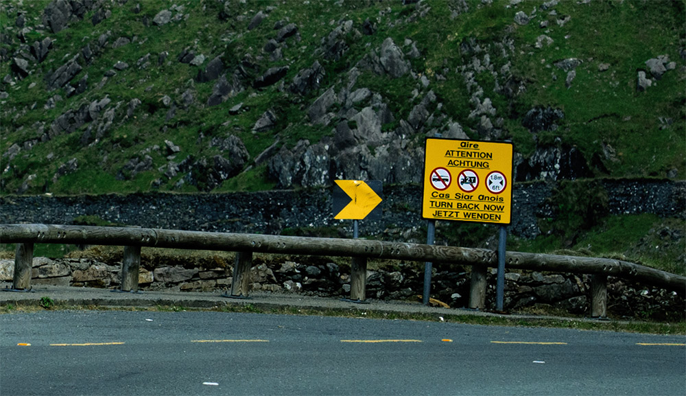 irland
conor pass
schild
straße