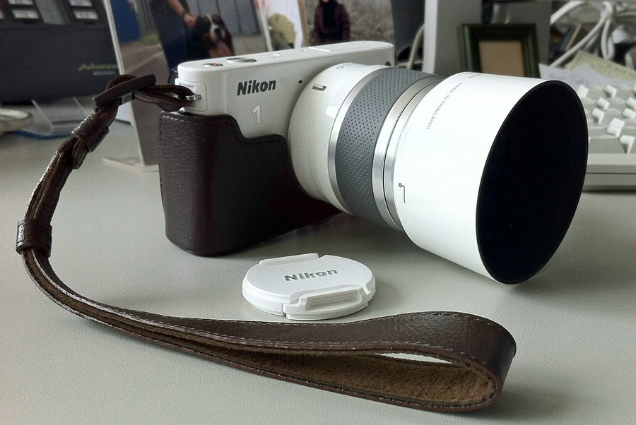 J1 mit Hülle und Lederhandschlaufe von Nikon (Knipsbild zur Ansicht mit dem iPhone)
