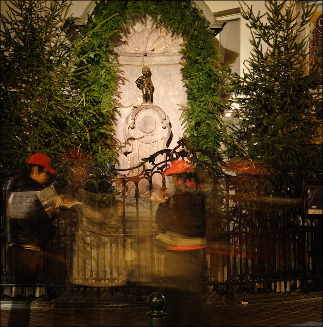 Japaner vor weihnachtlichem Manneken Pis