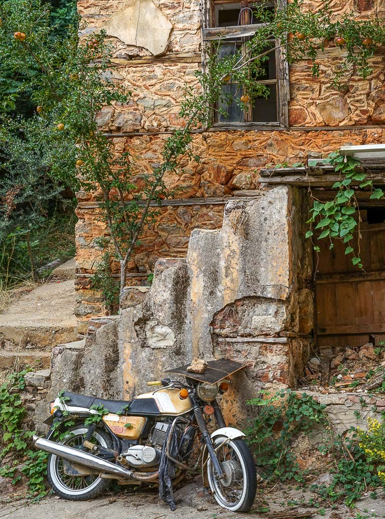 Jawa vor türkischem Steinhaus