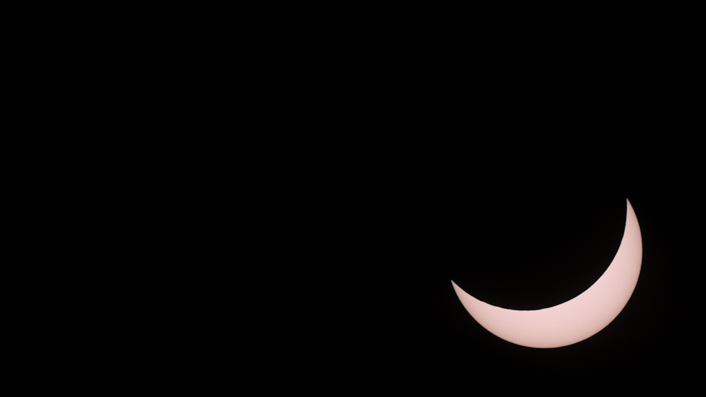 Jetzt ist der Höhepunkt überschritten.

D7100+500/4 (500mm, 35mm äquivalent: 750 mm)
1/350s, EB -2,5, F/11, ISO 200
beschnitten auf: 4223x2378