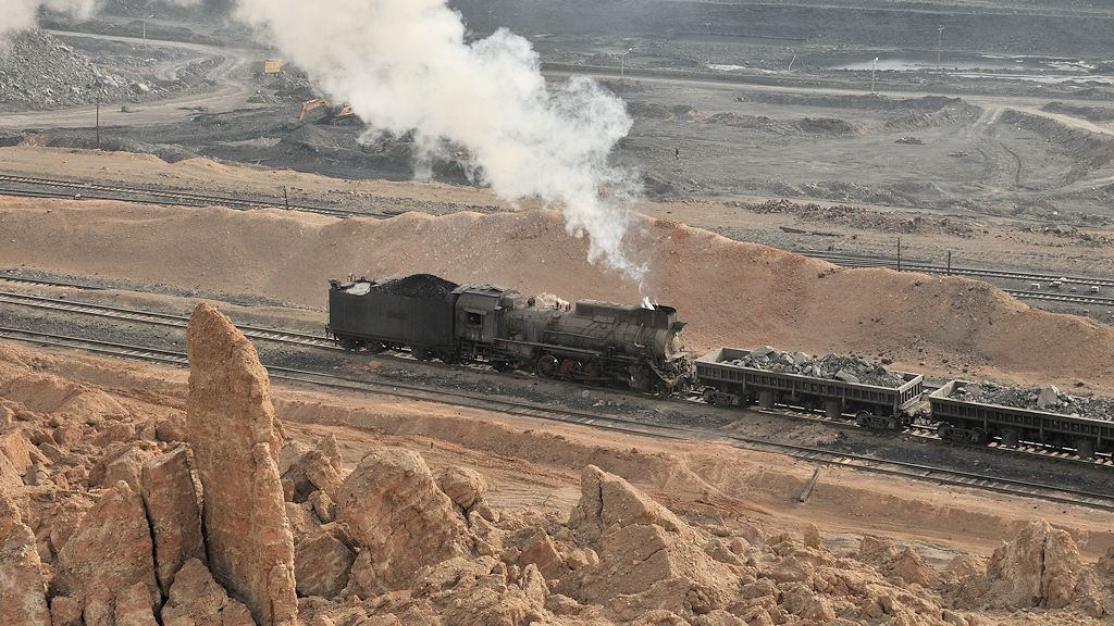 JS8067 auf der gegenüberliegenden Seite.
Die Erosion hat ein paar Erdsäulen stehen gelassen
(0013)