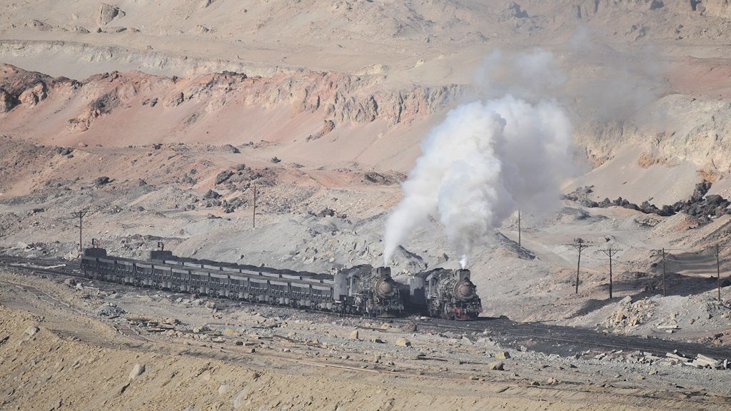 JS8081 begeget einen weiteren Kohlezug
bei der Ausfahrt aus dem Tagebau.
3765