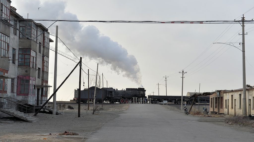 JS8089 passiert auf dem Weg zur Kohlewäsche Xuanmeichang den alten Ort Sandaoling
2137