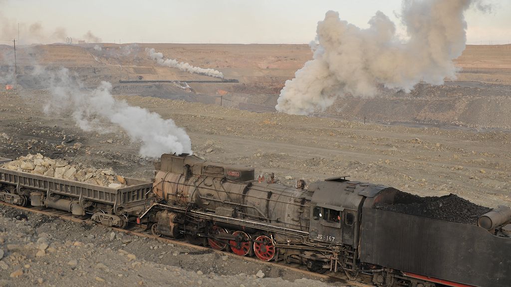 JS8167 wartet am Bagger.
Der Zug wid beladen.
Wenn der Bagger einmal tutet, muss der Zug um einen Wagen vorfahren.
Im Hintergrund kommt ein weiterer L