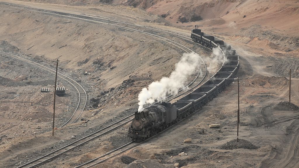 JS8195 mit leeren Kohlezug fährt nach dem Bekohlen
von Xibolizhan in die Grube