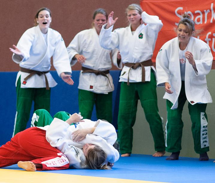 Judo - nicht mein Bild, gehört zu diesem Thread:
http://www.nikon-fotografie.de/vbulletin/foto-diskussionen/203900-judo-ohne-aktion-trotzdem-spannend.
