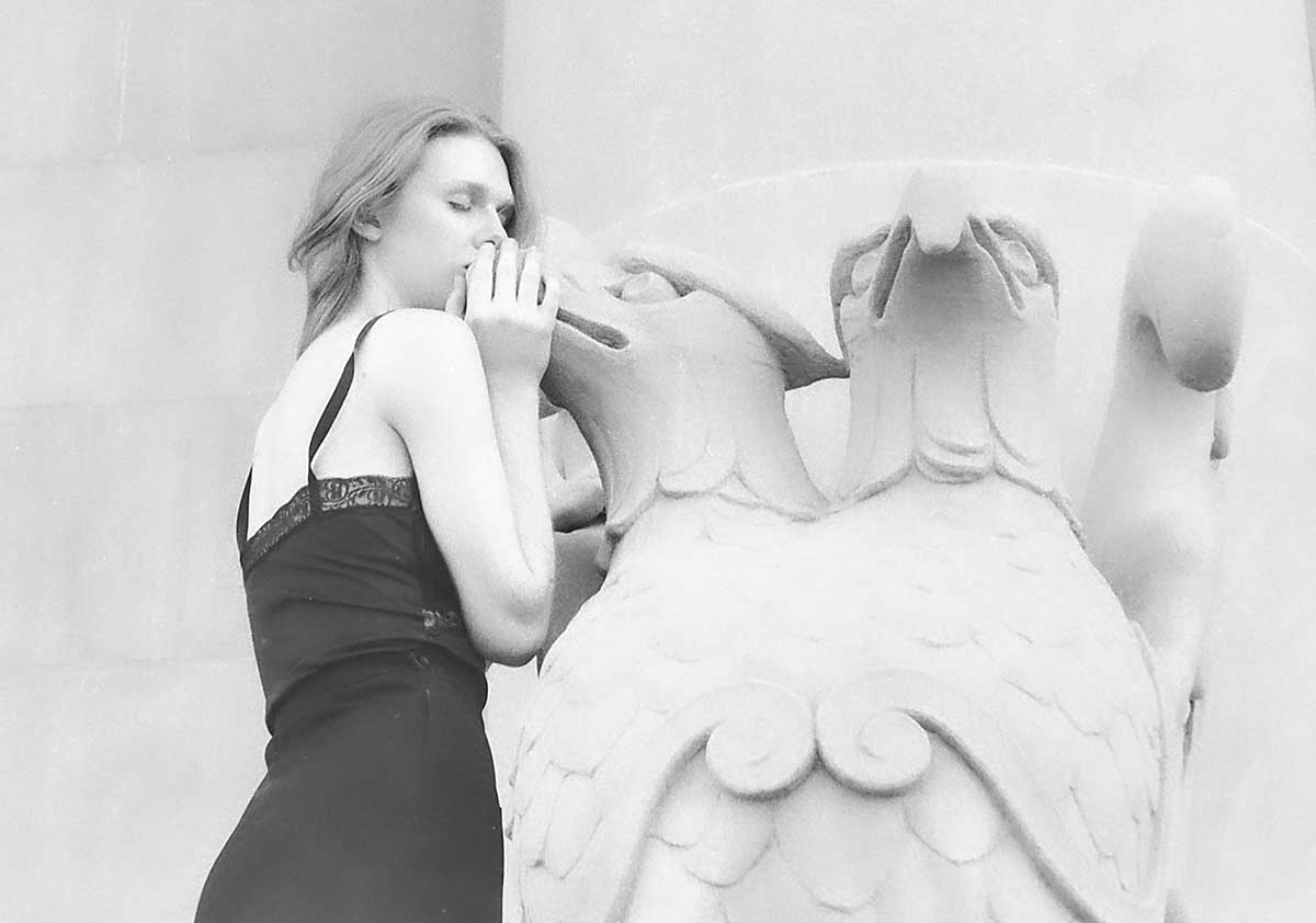 Julia mit Steinadler (Analog)PB230588.jpg