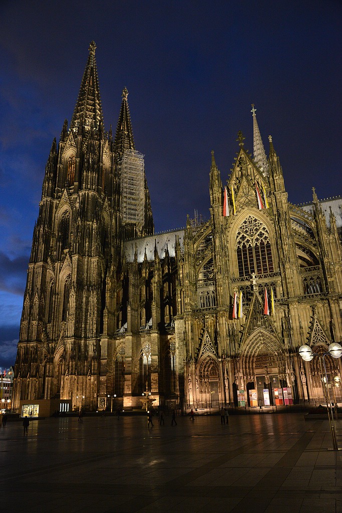 Köln 0003

Dom Köln Nacht
Freihand OOC nur mit Traumfliegersoftware verkleinert

D800E 24-120 F4.0
Belichtung: 1/8s F4 ISO4000
Brennweite: 24mm